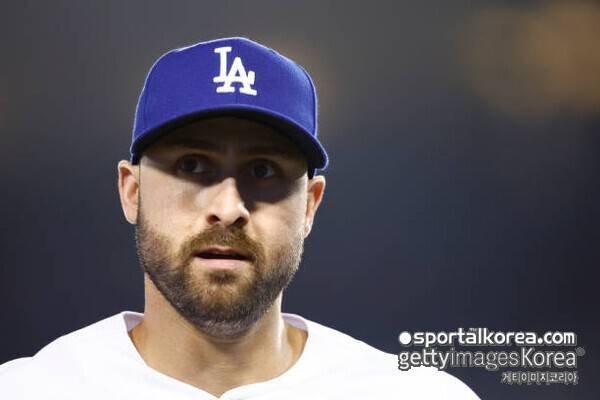 '충격적인 소식', 2년 연속 40홈런 쳤던 추신수 前 동료, 타자 아닌 투수로 전향...MLB 복귀 노려