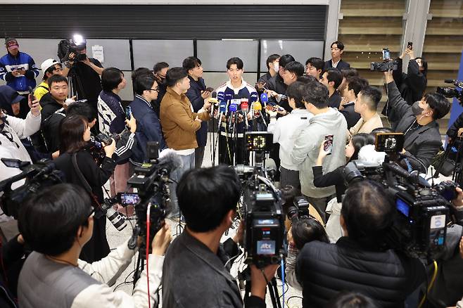 '공항 논란' 김혜성, 입 열었다… 검은색 사진에