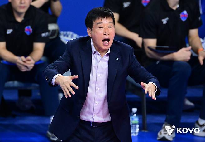IBK 김호철 감독, 지휘봉 내려놓는다… “오늘까지인 것 같다. 오늘을 마지막으로 내려놓겠다”