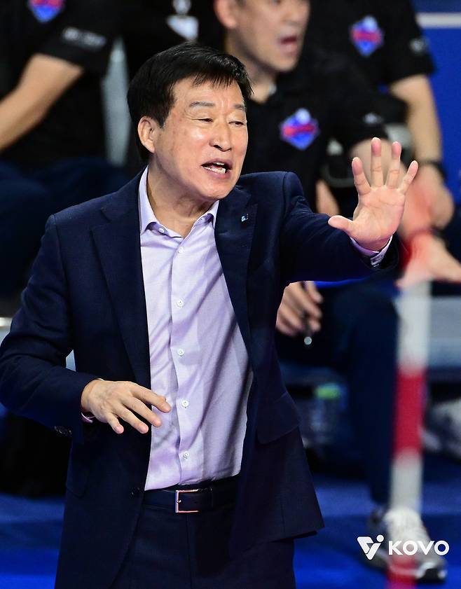 IBK 김호철 감독, 지휘봉 내려놓는다… “오늘까지인 것 같다. 오늘을 마지막으로 내려놓겠다”