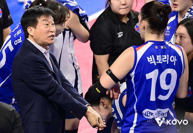IBK 김호철 감독, 지휘봉 내려놓는다… “오늘까지인 것 같다. 오늘을 마지막으로 내려놓겠다”