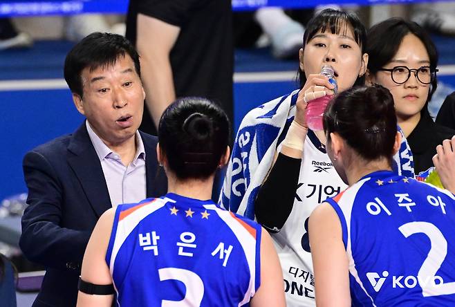 IBK 김호철 감독, 지휘봉 내려놓는다… “오늘까지인 것 같다. 오늘을 마지막으로 내려놓겠다”