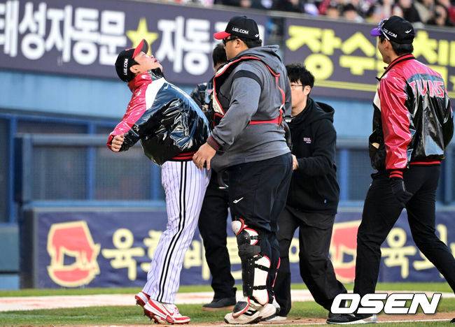 염갈량 배치기 퇴장 패러디-차명석 단장 유격수 꽈당-구본혁 145km 깜짝투...LG 청백전2, 폭소와 퍼포먼스 넘쳤다