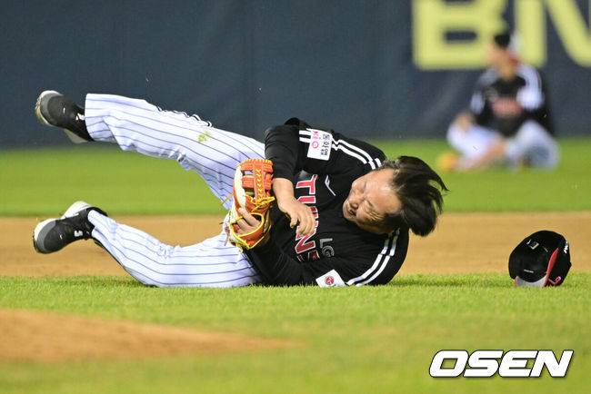 염갈량 배치기 퇴장 패러디-차명석 단장 유격수 꽈당-구본혁 145km 깜짝투...LG 청백전2, 폭소와 퍼포먼스 넘쳤다