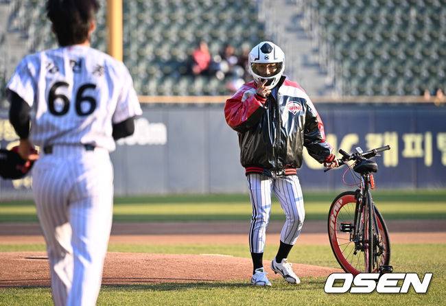 염갈량 배치기 퇴장 패러디-차명석 단장 유격수 꽈당-구본혁 145km 깜짝투...LG 청백전2, 폭소와 퍼포먼스 넘쳤다