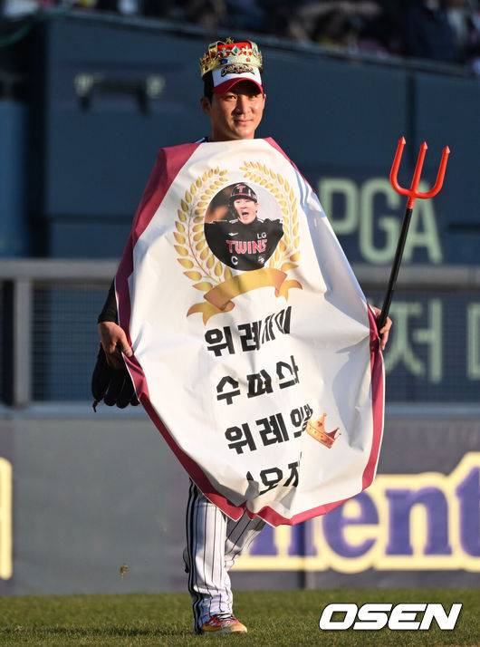 염갈량 배치기 퇴장 패러디-차명석 단장 유격수 꽈당-구본혁 145km 깜짝투...LG 청백전2, 폭소와 퍼포먼스 넘쳤다