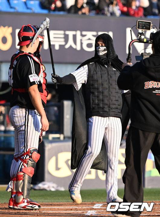 염갈량 배치기 퇴장 패러디-차명석 단장 유격수 꽈당-구본혁 145km 깜짝투...LG 청백전2, 폭소와 퍼포먼스 넘쳤다