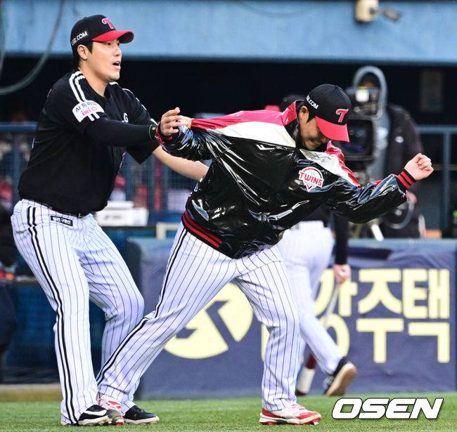염갈량 배치기 퇴장 패러디-차명석 단장 유격수 꽈당-구본혁 145km 깜짝투...LG 청백전2, 폭소와 퍼포먼스 넘쳤다