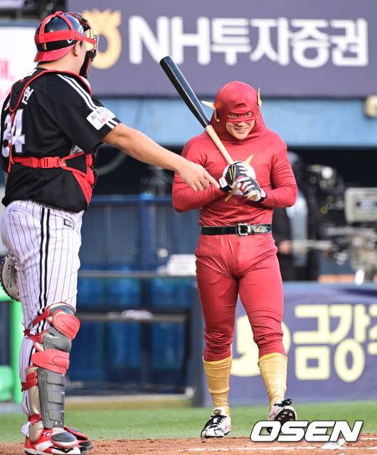 염갈량 배치기 퇴장 패러디-차명석 단장 유격수 꽈당-구본혁 145km 깜짝투...LG 청백전2, 폭소와 퍼포먼스 넘쳤다