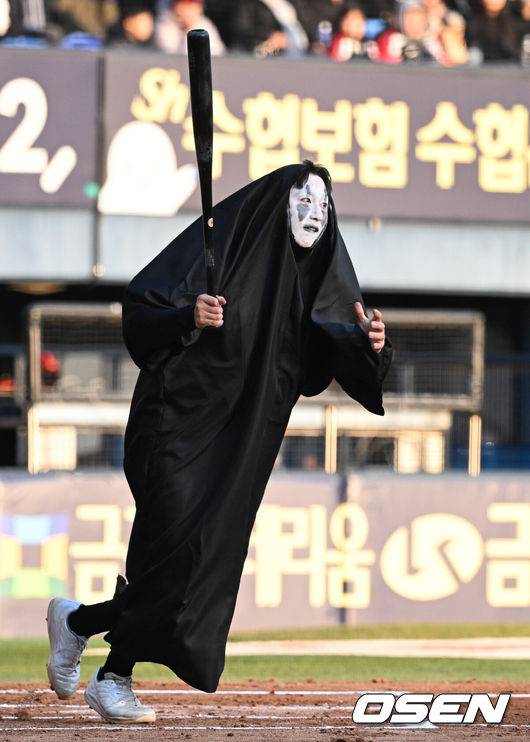 염갈량 배치기 퇴장 패러디-차명석 단장 유격수 꽈당-구본혁 145km 깜짝투...LG 청백전2, 폭소와 퍼포먼스 넘쳤다