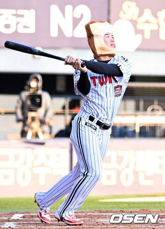 염갈량 배치기 퇴장 패러디-차명석 단장 유격수 꽈당-구본혁 145km 깜짝투...LG 청백전2, 폭소와 퍼포먼스 넘쳤다