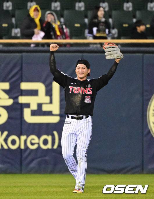 염갈량 배치기 퇴장 패러디-차명석 단장 유격수 꽈당-구본혁 145km 깜짝투...LG 청백전2, 폭소와 퍼포먼스 넘쳤다
