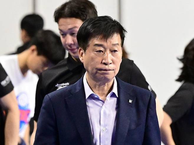 여자배구 IBK 김호철 감독, 자진사퇴…여오현 감독대행 체제로