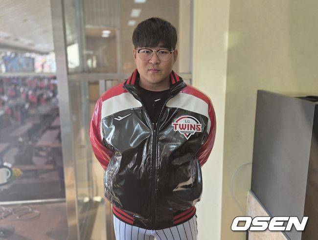 우승 축제날 박수 받으며 떠나다, 왜 29세 은퇴 결정했나...1R 외야수