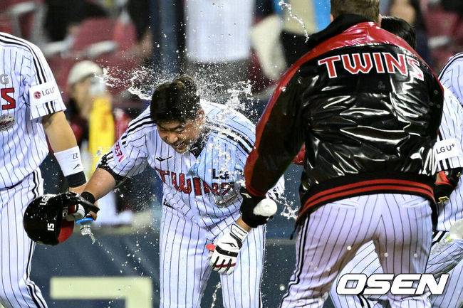 우승 축제날 박수 받으며 떠나다, 왜 29세 은퇴 결정했나...1R 외야수