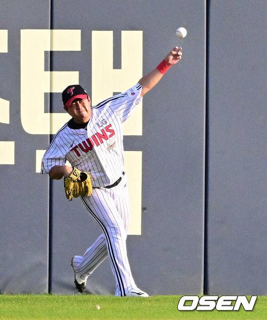 우승 축제날 박수 받으며 떠나다, 왜 29세 은퇴 결정했나...1R 외야수