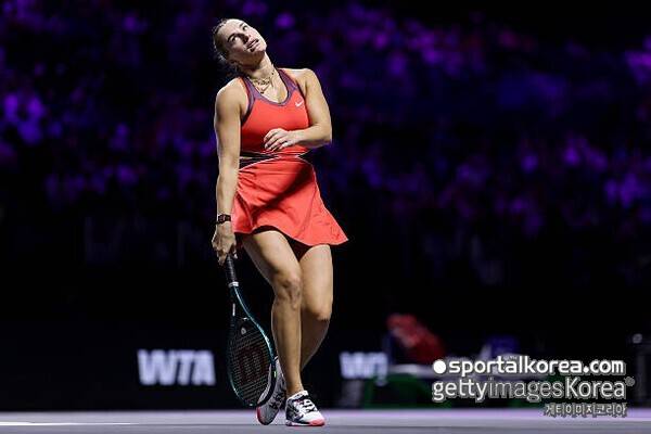 세계 1위의 민낯… 라켓 투척 논란→70억 날리고도 여유, 사발렌카 몰디브서 남자친구와 휴가·상어 수영까지 만끽