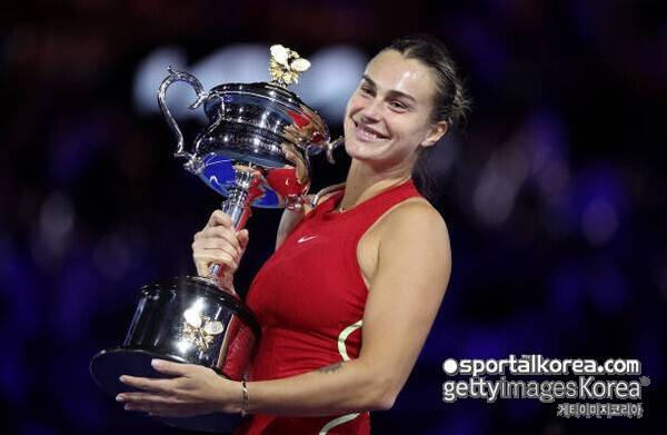 세계 1위의 민낯… 라켓 투척 논란→70억 날리고도 여유, 사발렌카 몰디브서 남자친구와 휴가·상어 수영까지 만끽