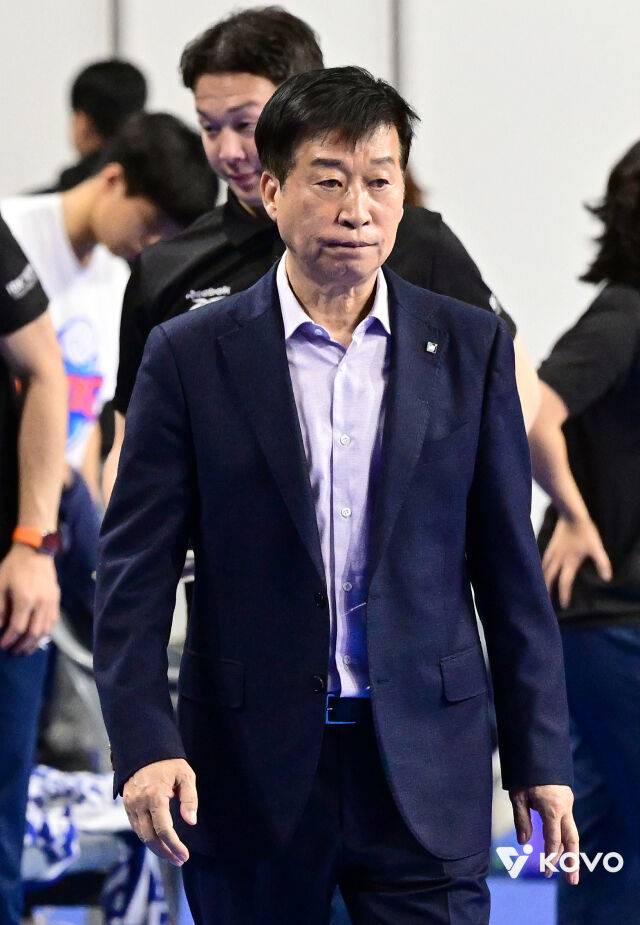 '충격' 280승 노감독, 왜 자진 사퇴 결정했나…우승후보→패패패패패패패 꼴찌에 책임지다