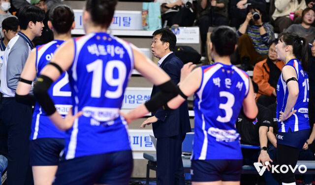 '충격' 280승 노감독, 왜 자진 사퇴 결정했나…우승후보→패패패패패패패 꼴찌에 책임지다