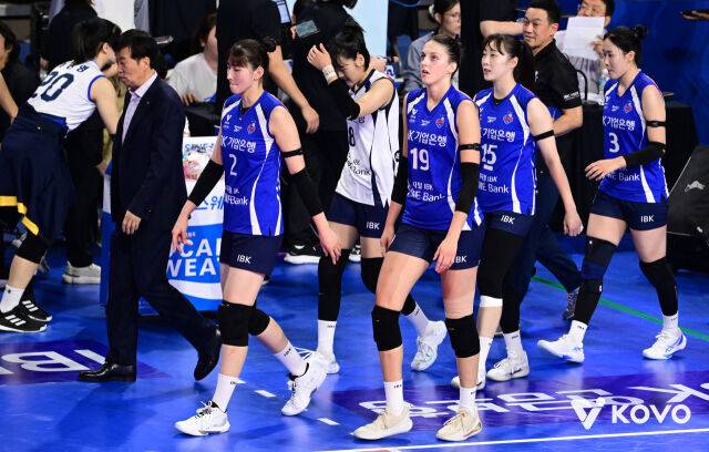 '충격' 280승 노감독, 왜 자진 사퇴 결정했나…우승후보→패패패패패패패 꼴찌에 책임지다