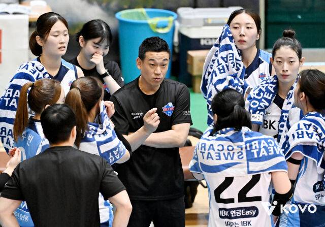 '충격' 280승 노감독, 왜 자진 사퇴 결정했나…우승후보→패패패패패패패 꼴찌에 책임지다