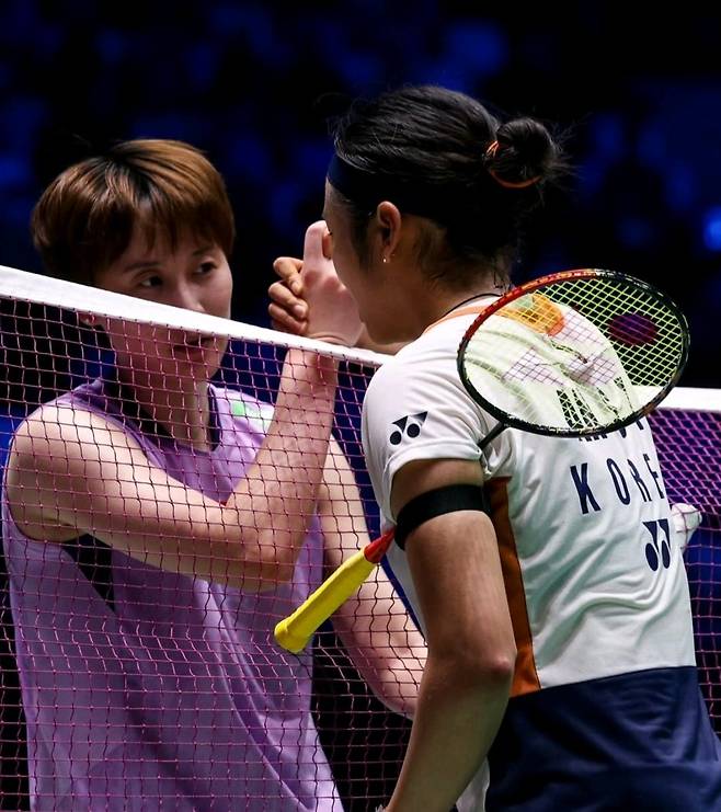 안세영과 죽도록 싸우더니…'천적' 中 천위페이 휠체어 신세 '충격'→중국도 깜짝 놀랐다