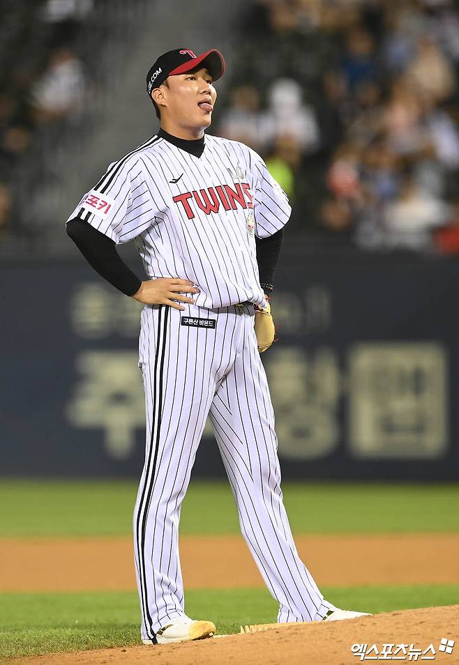 LG 유망주 2명 데려간 롯데, 마운드에 '선발 씨앗' 뿌린다…