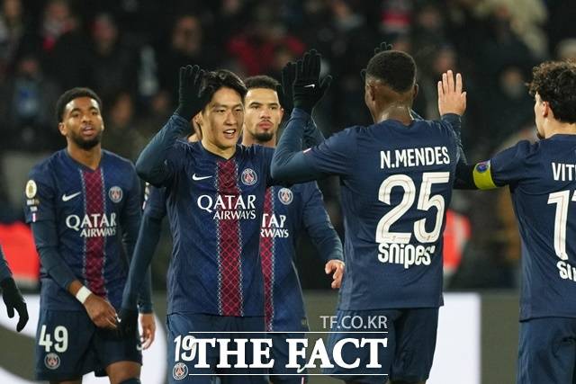 '선제 결승골' 이강인, 11월 1골·3AS '펄펄'...4만여 PSG 관중