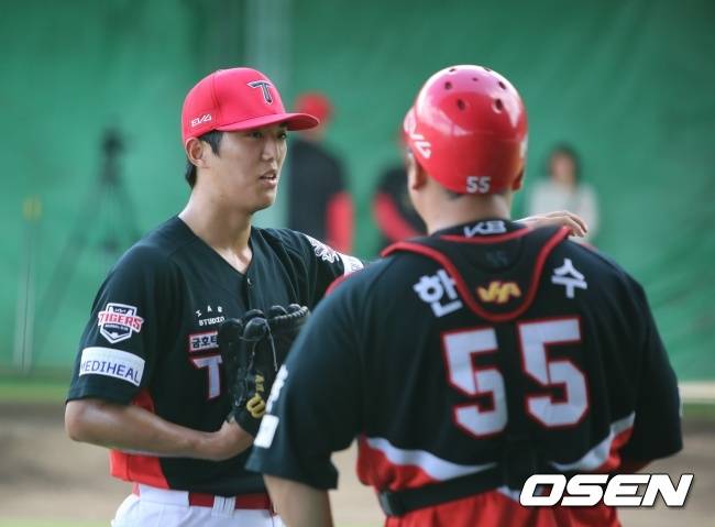 글러브 올리고 발을 내렸다...돌아온 신인왕 제구와의 전쟁, 에이스 등극 준비한다 [오!쎈 오키나와]