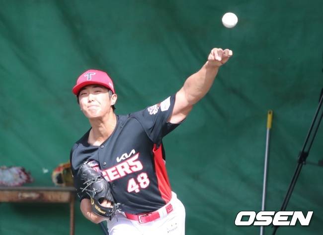 글러브 올리고 발을 내렸다...돌아온 신인왕 제구와의 전쟁, 에이스 등극 준비한다 [오!쎈 오키나와]