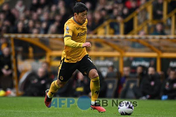 코리안리거 희비… '시즌 첫 골' 배준호는 웃고, '실점 빌미' 황희찬은 고개 숙였다