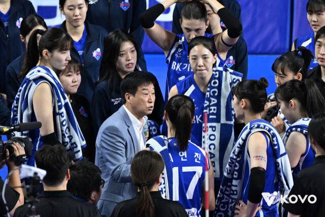 70세 노감독의 충격 퇴단, 선수단+코치들도 몰랐다…왜 미리 알리지 않았을까