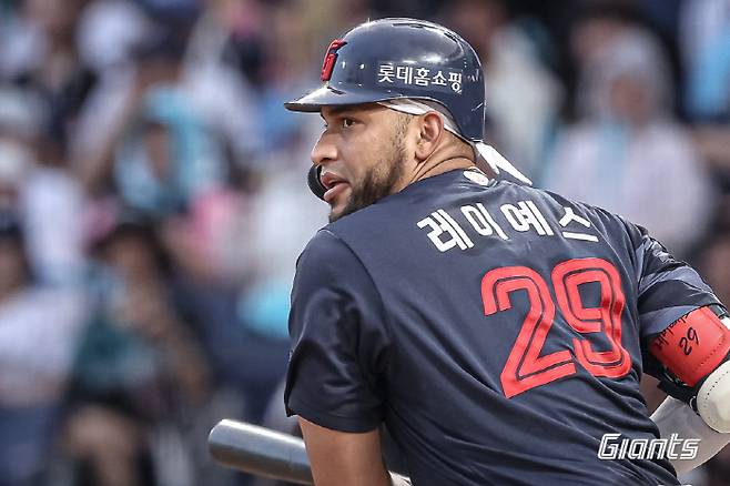 '병살 1위'인데 홈런은 13개뿐 '외인' 타자…롯데는 왜 레이예스 재계약을 외치는가 [SC포커스]