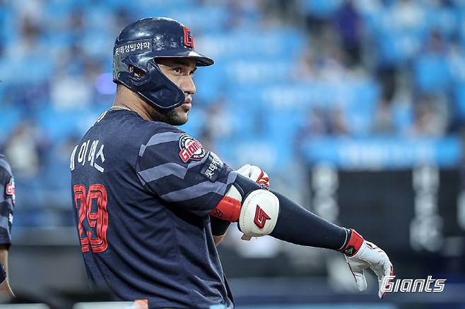 '병살 1위'인데 홈런은 13개뿐 '외인' 타자…롯데는 왜 레이예스 재계약을 외치는가 [SC포커스]