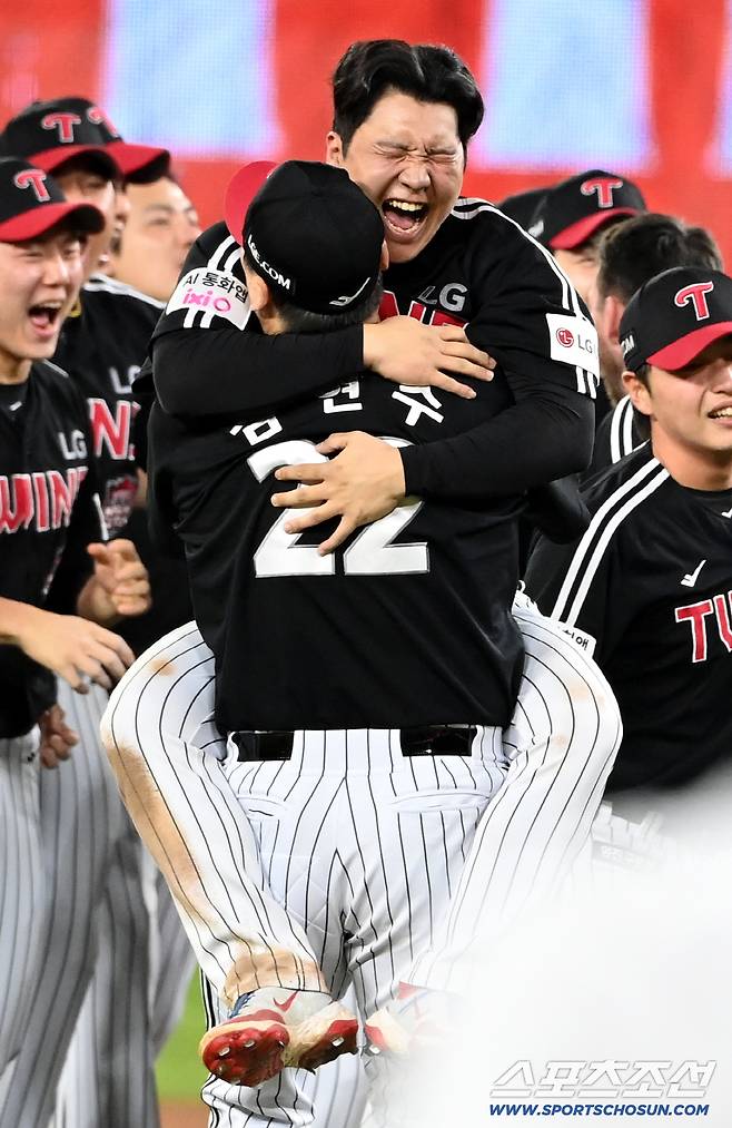 요구액을 말하지도, 올려달라 하지도 않았던 김현수. 운명의 날. 잔류냐 새 출발이냐