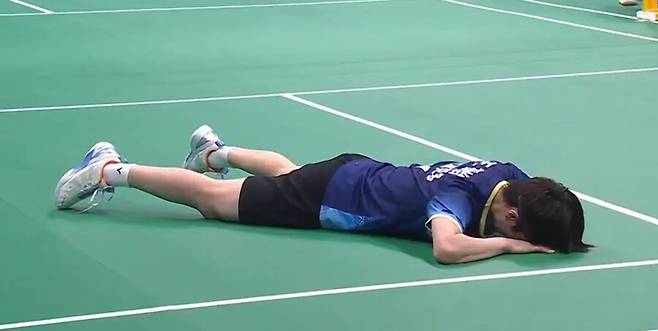 패패패패패패패 '또 붙자 안세영' 100분 혈투 → 못 일어났다…'中 1위 확정' 왕즈이, 천위페이에 2-1 역전승 → 12월 대진 예고