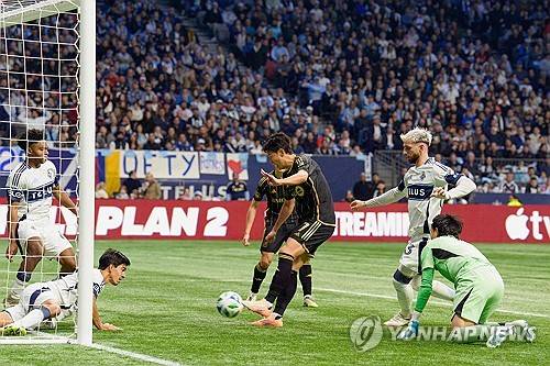 '이게 슈퍼스타, LA의 왕' 손흥민, 후반 추가시간 프리킥 동점골… LAFC 구했다