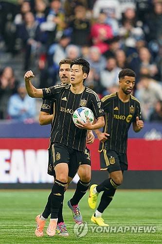 '이게 슈퍼스타, LA의 왕' 손흥민, 후반 추가시간 프리킥 동점골… LAFC 구했다