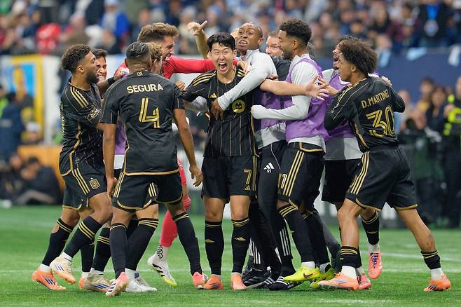 손흥민은 역시 다르네, ‘53957명 관중’ 앞에서 ‘환상 FK골’…BC 플레이스 도서관으로 만들어