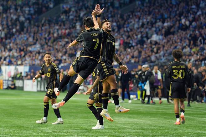 손흥민은 역시 다르네, ‘53957명 관중’ 앞에서 ‘환상 FK골’…BC 플레이스 도서관으로 만들어