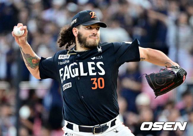 한화행 인생을 송두리째 바꿨다…방황→14억 한국행→투수 4관왕, WBC까지 접수한다 ‘멕시코 국대 전격 승선’