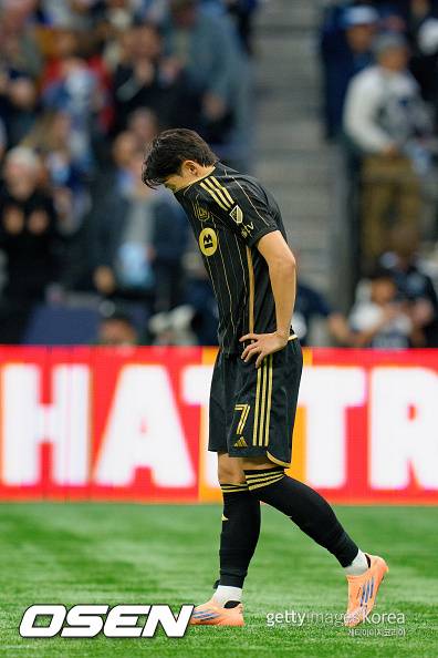 '하.. 실축이라니' 2골 넣고도 고개 숙인 SON, 최고 평점+최우수 선수 싹쓸이... '승리'만 없었다