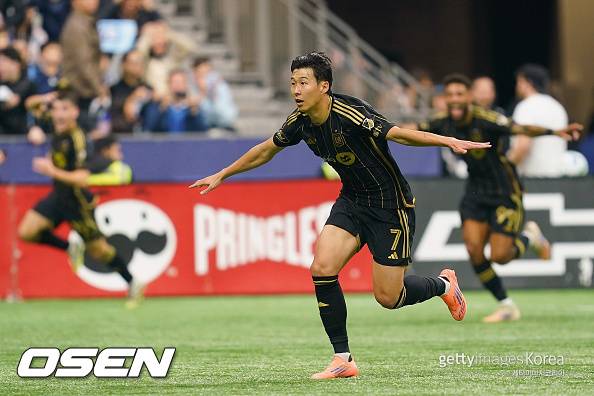 '하.. 실축이라니' 2골 넣고도 고개 숙인 SON, 최고 평점+최우수 선수 싹쓸이... '승리'만 없었다