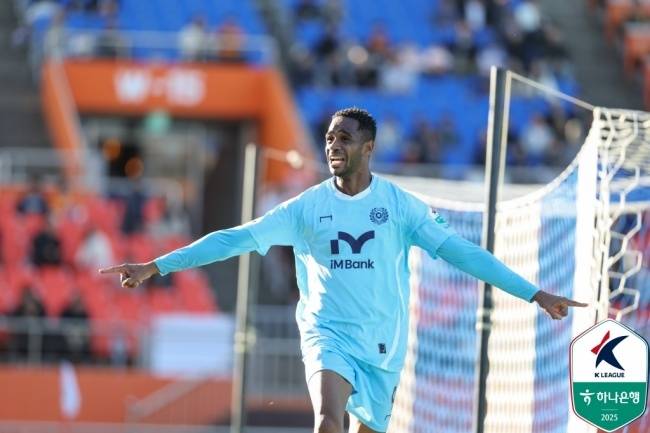 ‘치명적인 수비 실수+역전골 취소+추가시간 12분’ 강등 경쟁 최종전까지…선제골 못 지킨 제주, 행운의 동점골 대구→1-1 무 [MK서귀포]