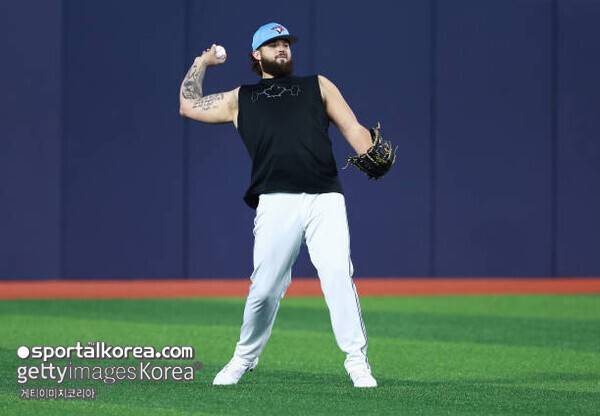 '이럴 거면 왜 데려왔지?' 류현진 바라기가 영입 2달 만에 쫓겨났다…'2년 공백' 감수할 팀 나올까