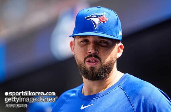 '이럴 거면 왜 데려왔지?' 류현진 바라기가 영입 2달 만에 쫓겨났다…'2년 공백' 감수할 팀 나올까