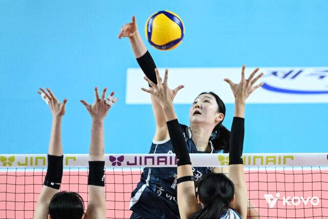 '11블로킹, 미쳤다' 18살 신예+레전드의 딸 중앙 지배, 도로공사 파죽의 승승승승승승승승승…GS 3연패, 실바 28점에도 눈물 [MD김천]