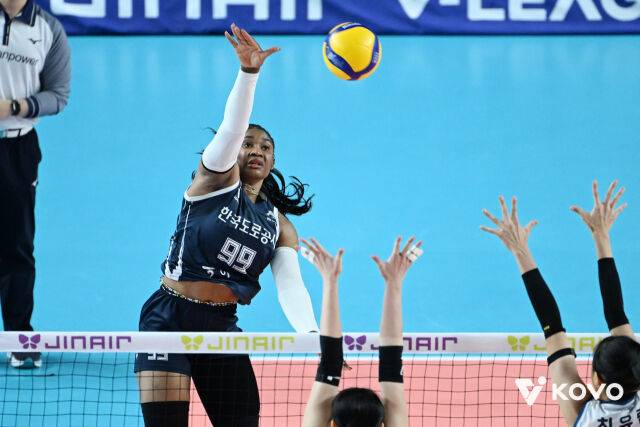 '11블로킹, 미쳤다' 18살 신예+레전드의 딸 중앙 지배, 도로공사 파죽의 승승승승승승승승승…GS 3연패, 실바 28점에도 눈물 [MD김천]