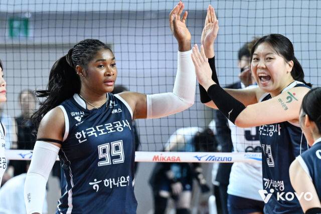 '11블로킹, 미쳤다' 18살 신예+레전드의 딸 중앙 지배, 도로공사 파죽의 승승승승승승승승승…GS 3연패, 실바 28점에도 눈물 [MD김천]